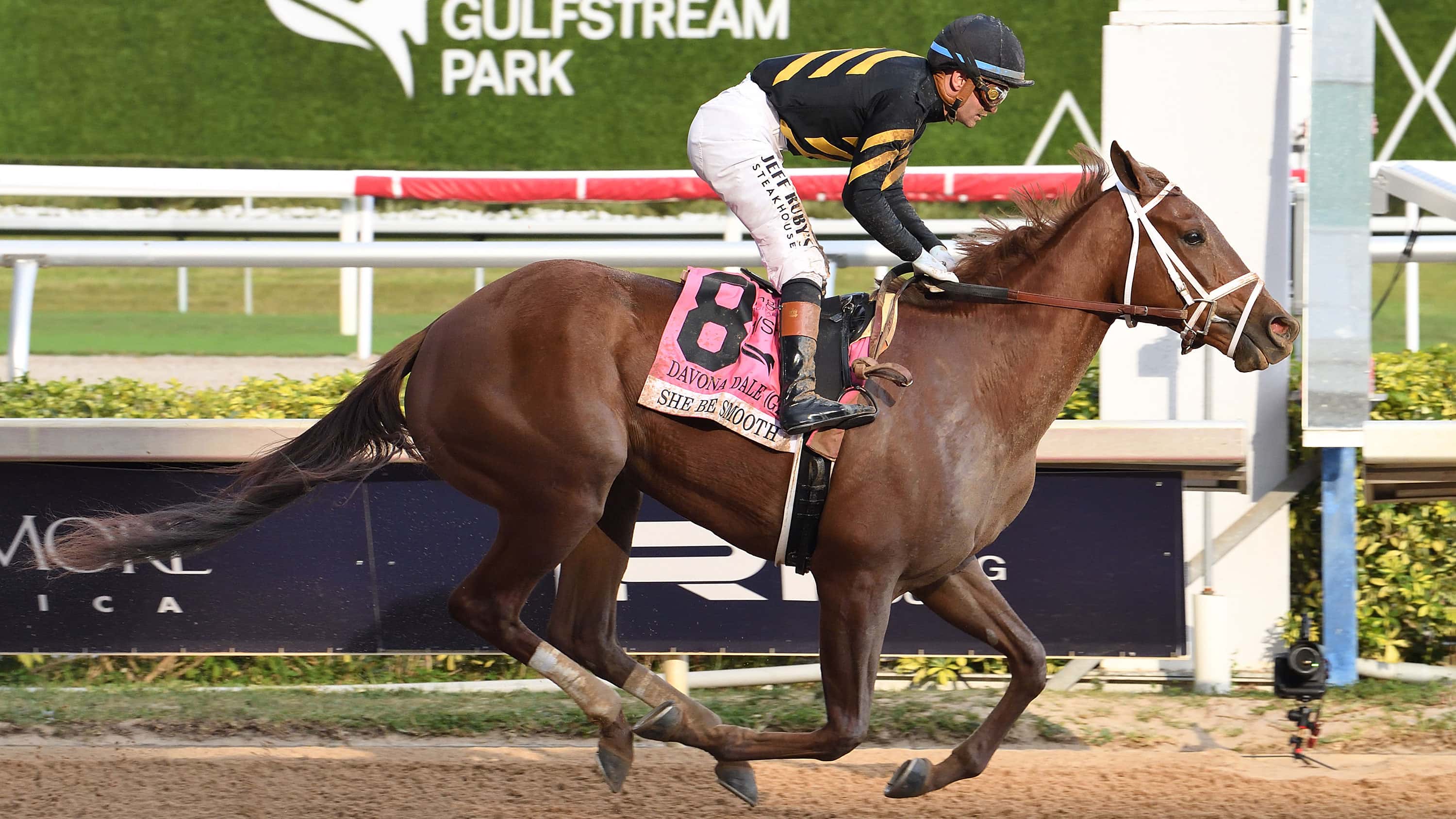 She Be Smooth Goes Last to First in Davona Dale (G2)